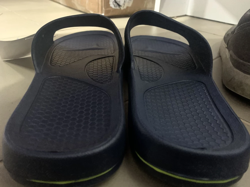 Разный подьем у одной пары. По одной ноге сели хорошо, на другой болтаются