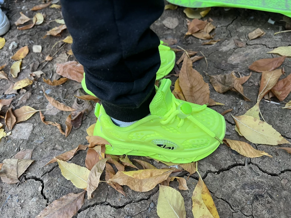 Хорошенькие кроссовки, ребенок носит с удовольствием) Фонарики горят ☺️