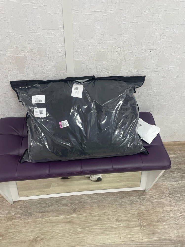 Хорошая, заказывала парню, нужен размер пбольше, перезаказала 
Пришла в таком пакете