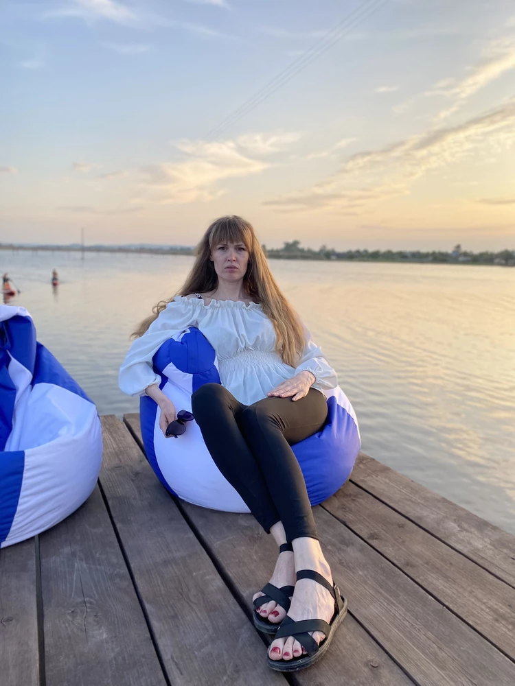 Качественная, плотная ткань. Сделала вышивку на рукава, чтобы сделать блузку уникальной.