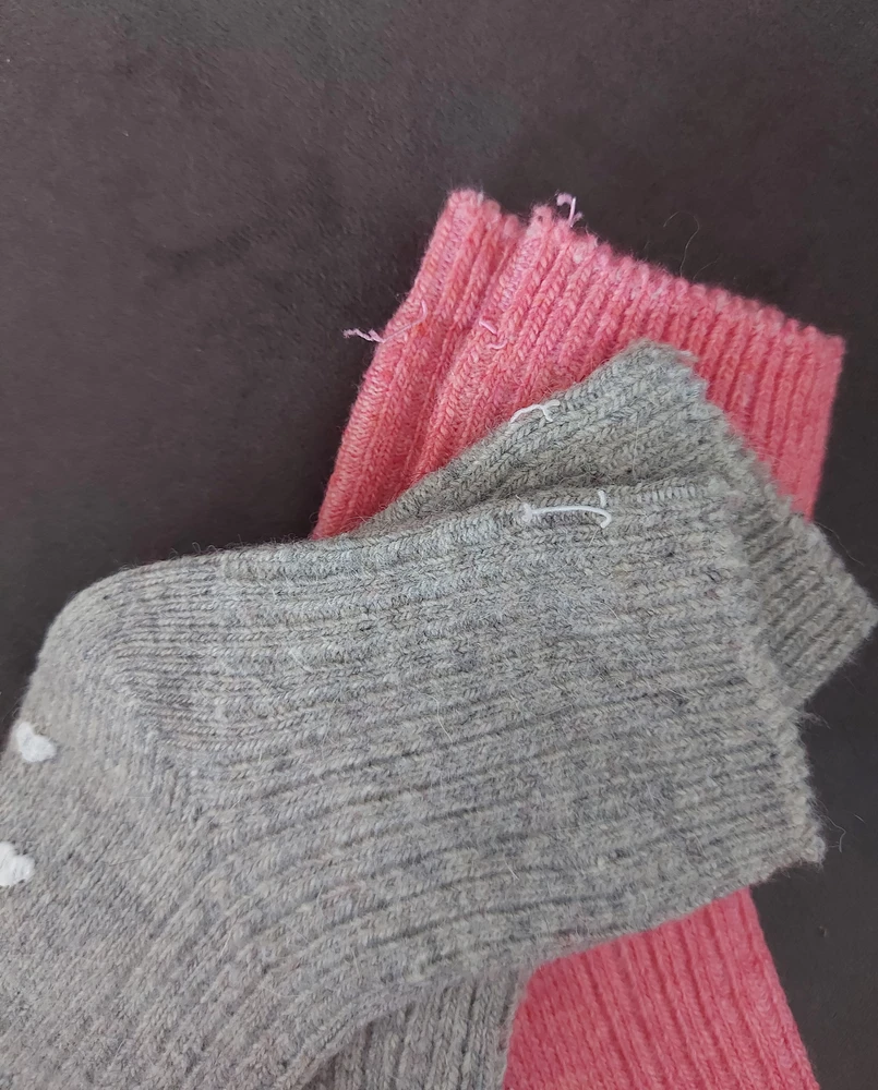 Носки очень плохого качества, резинки торчат, колючие!! только на колготки и то, на колготках остаётся ворс. За пару часов ношения дома уже скатались