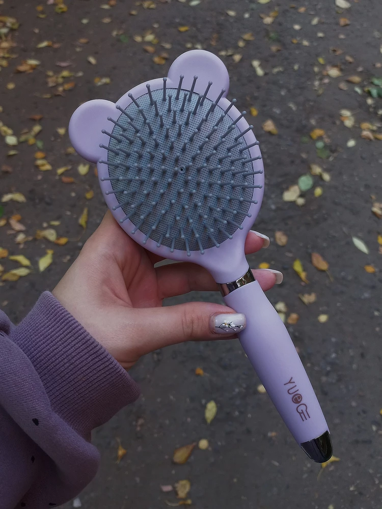 Цвет в реальности отличается от картинки,но это и к лучшему💜этот цвет мне нравится больше.
Расчёска милейшая, очень красивая.
По использованию обычная.