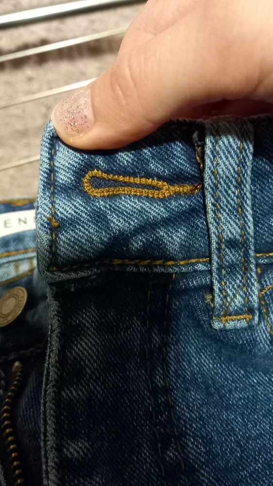Джинсы пришли очень хорошие,сели по фигуре как надо. Но единственное при примерке заметили сшитый разрез для пуговицы. Не критично, можно разрезать самому, но кому важно, обратите внимание. Прошу также продавца обратить внимание на проработку таких мелких деталей, спасибо!