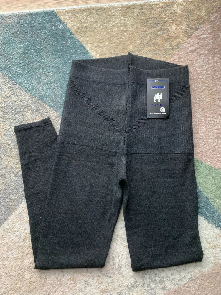 Просто офигенные леггинсы, очень тёплые. Относительно тонкие, под брюками не видно. Поясница прикрыта. Ооооочень рекомендую. Идут в размер, при этом хорошо растягиваются.