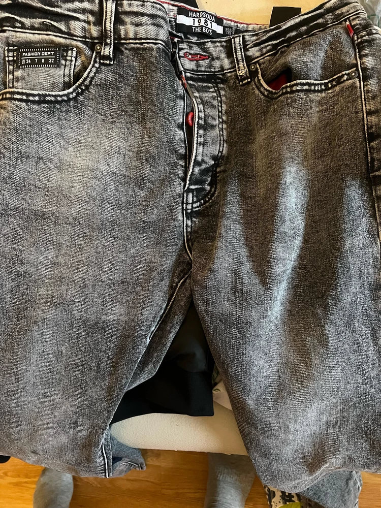 Супер джинсы, очень качественные. По росту и размеру - идеально. Даже не придется ушивать длину.