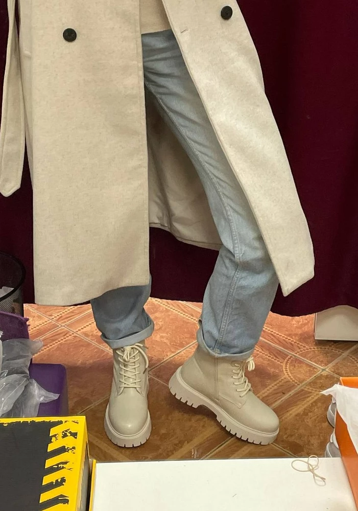 Симпатичная, мягкая и теплая модель. Сняла звезду за порванную коробку и частички клея на ботинках.