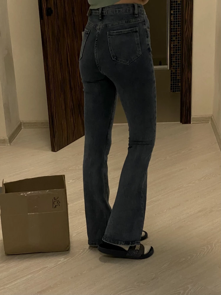 Цвет голубой меланж, размер 25. Мои параметры: рост 168, от 65, об 90. 
По ощущениям нужен размер больше, т.к., довольно плотно село в талии и не хватает по высоте от талии до паха - сидеть не комфортно. По длине нормально.
Сама ткань средней плотности, мягкая, тянется. На одной штанине шов не ровный, что видно на фото. 

Закажу на размер больше.