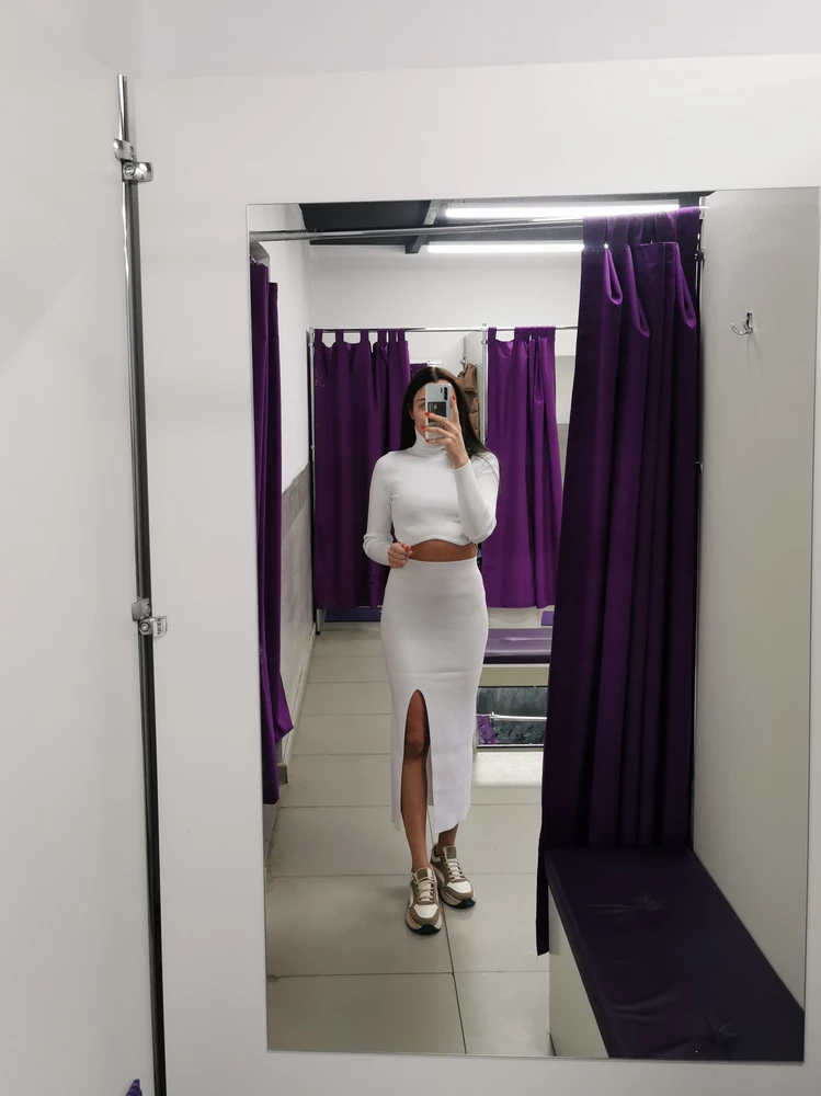 Очень класные костюмы. Был сложный выбор, оба понравились. Взяла белый в итоге. Качество хорошее