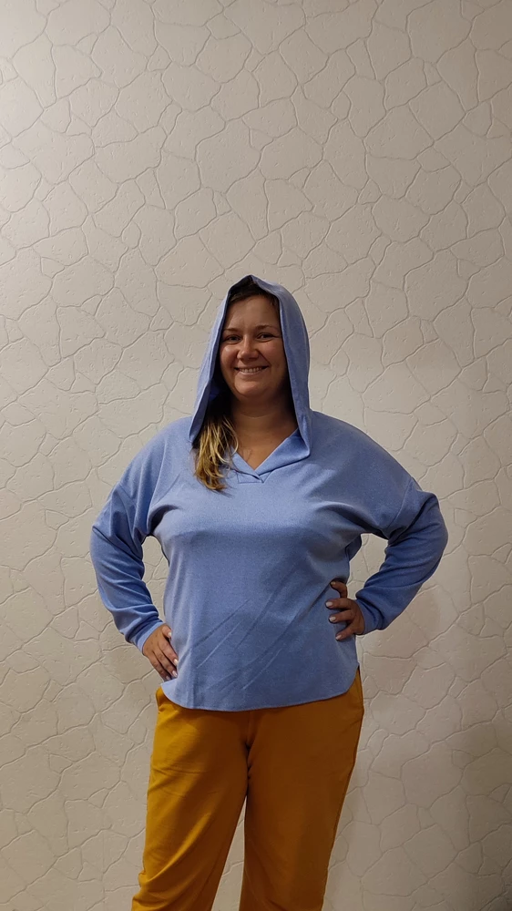 Очень классная кофточка, приятная к телу и симпатичный вырез, спасибо🙏💕