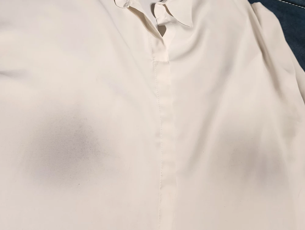 Ужасное качество! Белая блузка на выброс, вещь испорчена данным пиджаком! Теперь или выбросить или носить с тёмной одеждой. УЖАС!!!! На фото белая блузка после одного дня носки с данным чёрным пиджаком!