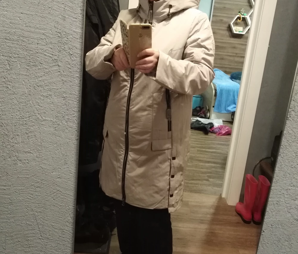 Хорошая курточка, скорее пальто. На рост 165 по колено. Не очень толстая, на начало осени самое то