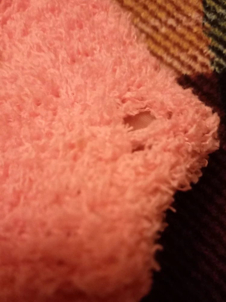 Все что понравилось в этих носках, это только цвета и больше ничего. В розовых носках на пятках дырки, может конечно сейчас так модно я не спорю, но эта мода не для меня, а вот этикетку пришили точно не к этим носкам. Обычные синтетические носки без намека на кашемир. Зачем обманываете покупателей??? Звезду ставлю только за цвет.