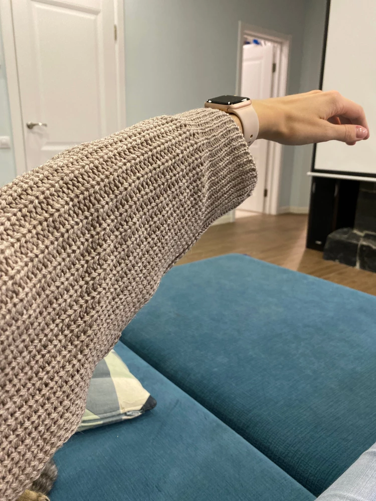 Сомнения в составе. Свитер электризуется и скрипит, так что кажется, что акрила там больше.
В нОске деформируется: при примерке длина рукава была отличная на рост 180, закрывала запястье. После одного дня нОски рукав стал дико широкий и сильно короче, выглядит никак. Реальная длина рукава на фото.
Взяла 2 свитера, думала, наконец-то на высокий рост нашла. А нет, показалось. Хорошо что со второго бирку не срезала.