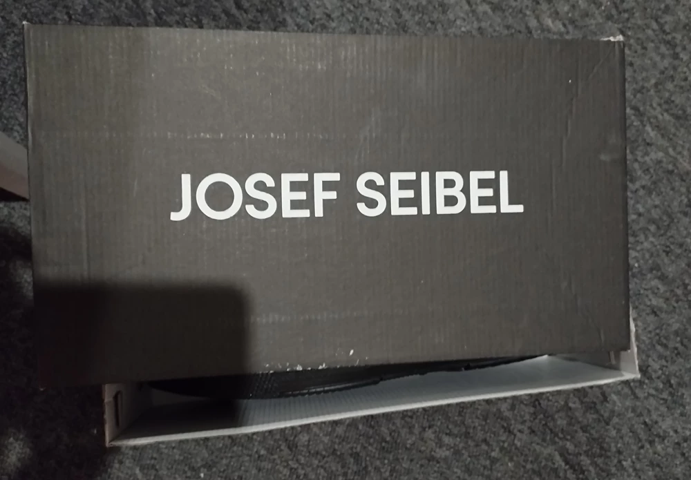 Ничего не понятно с этими ботинками. На сайте и на ботинках  логотип Josef Seibel, в отзых Romika🤔. Размерная сетка тоже мимо: в отзывах большемерки и на широкую ногу, по факту маломерки и узкие. Что за путаница у вас уважаемый производитель? Наведите порядок, не вводите в заблуждение 🤥. Отказ.