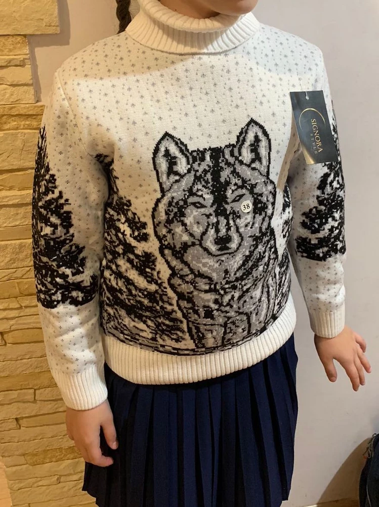 Свитера брала для фотосессии. Очень тёплые и уютные. Узор яркий и четкий. Сидит по фигуре, связан плотно, ничего не торчит.