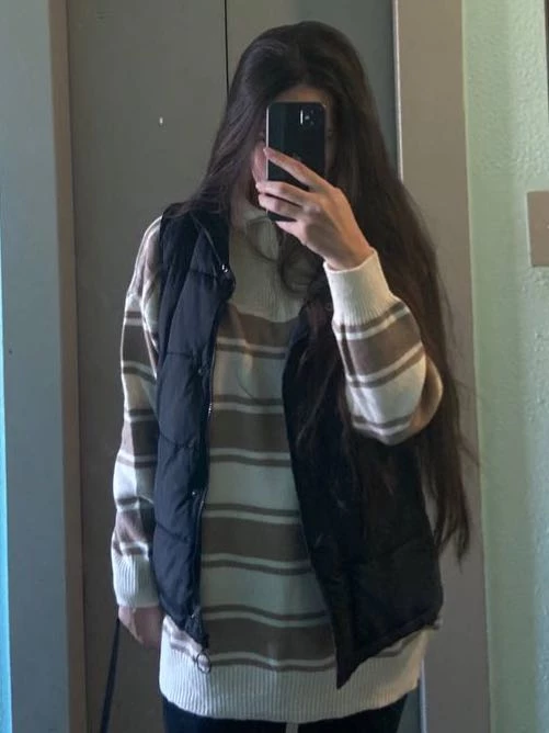 Мягкий,приятный к телу ,уютный свитер,мне очень понравился.Качество изделия хорошее.Размеру ,с учетом оверсайз-модели соответствует.
Модный.Можно использовать для капсульного  гардероба как с юбкой,так и с брюками.Я довольна ,спасибо.