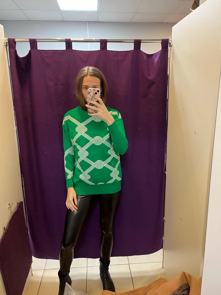 Качество хорошее, очень приятный к телу! 
Но на рост 175 см короткие рукава. Слева фото размер М, справа фото размер Л. Я сама ношу 44 размер и очевидно, что размер Л вряд ли подойдёт на 48. И хотелось бы подлиннее немного. А жаль, свитер классный.