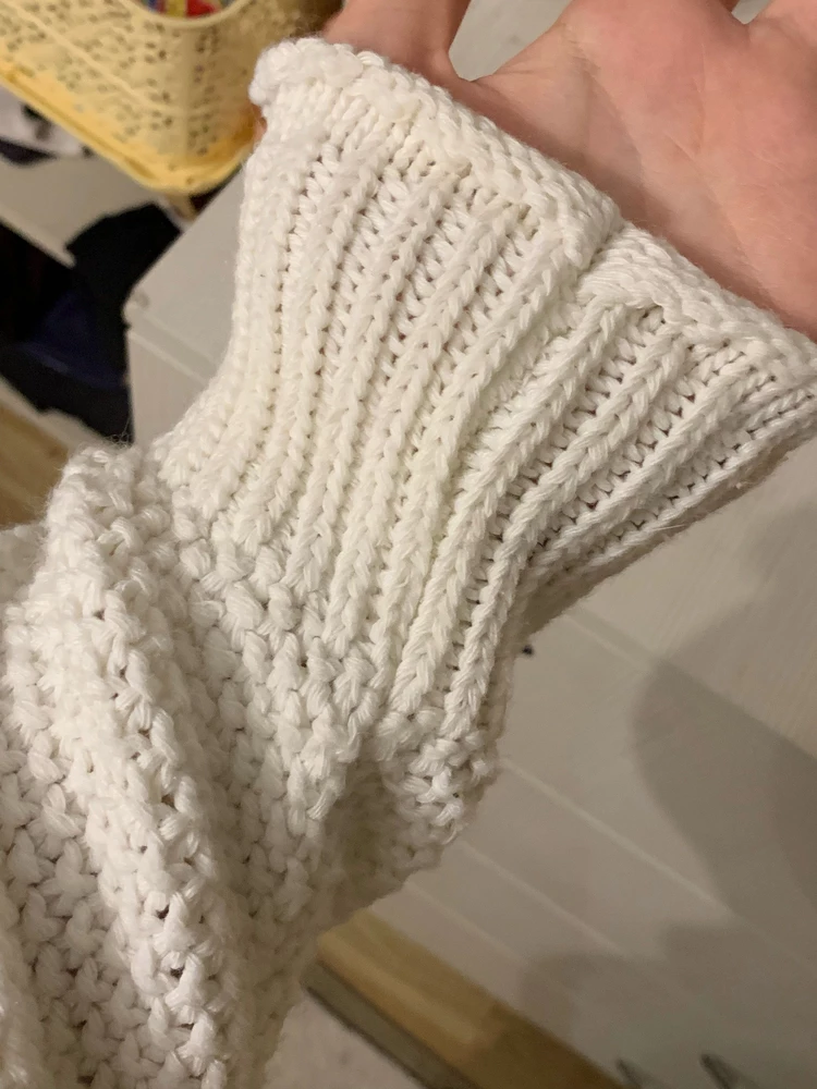 Очень приятный свитер) у меня запаха нет 🤔 мягкий и теплый, как раз этой осенью буду носить