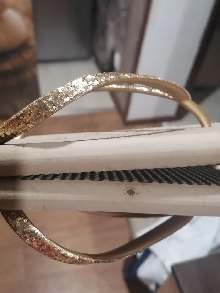 Люди свиньи, не ужели трудно помыть обувь. Видно что ношеная.