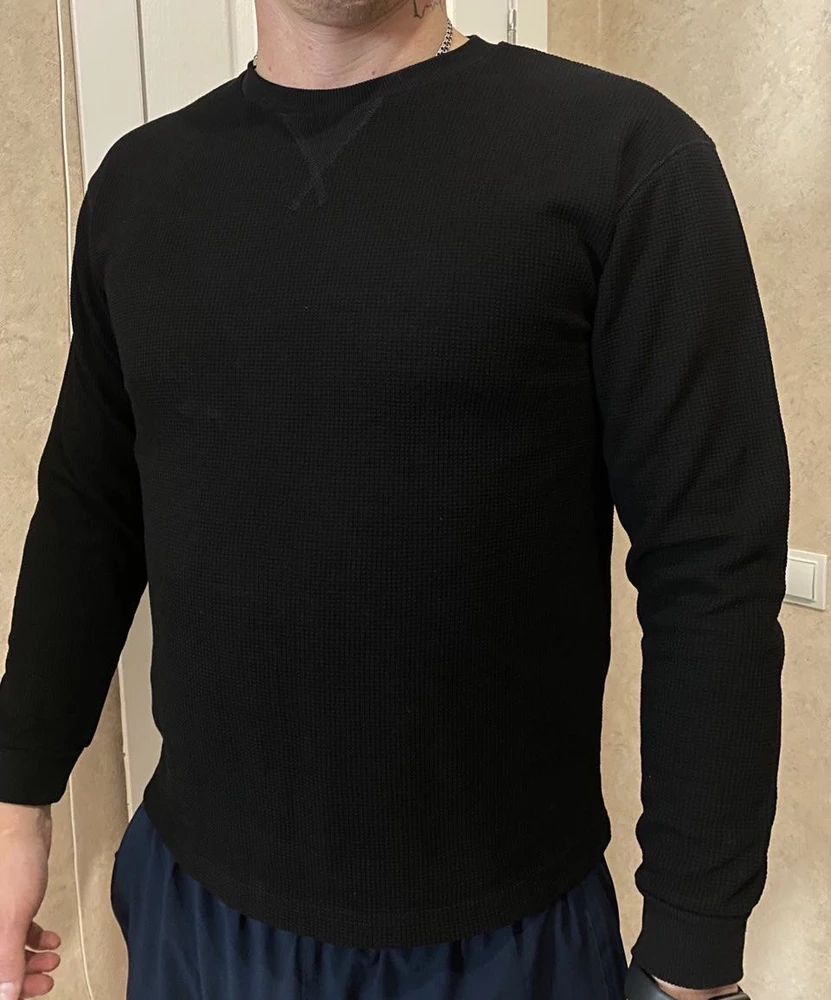 Заказывал чёрный и белый лонг, мне понравился, белый оставила себе жена,у черного был небольшой запах когда доставал из пакета, но после стирки все ок 
ни сел ни растянулся по ткани катышек не будет я думаю.