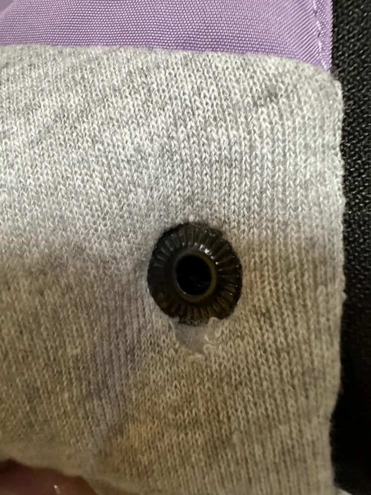 Куртка просто ОТВРАТИТЕЛЬНОГО КАЧЕСТВА! Доказательства на фото. Забирал муж с дочкой, не обратили на это внимание, бирку конечно срезали. Что делать с этой тряпкой теперь не понятно. Подкладка лезет, фурнитура очень не качественная, закрываешь замок, и боишься, как бы собачка от него не осталась в руках. Куртка куплена за 3400р вообще не стоит таких денег((( Откуда хорошие отзывы просто не пойму! Если можно бы было поставить -5 звезд, то это была бы адекватная оценка.