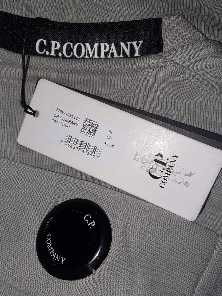 Привезли свитшот с браком, линза с трещиной. Оформила возврат. С 10.10.23. не могут ответить на заявку. 
Судя по отзывам, данный свитшот уже возвращали в сентябре, там такая же трещина. 
Также, сотрудник WB отметила, что бирка не сходится.
Прошу вернуть мне деньги за некачественный товар.