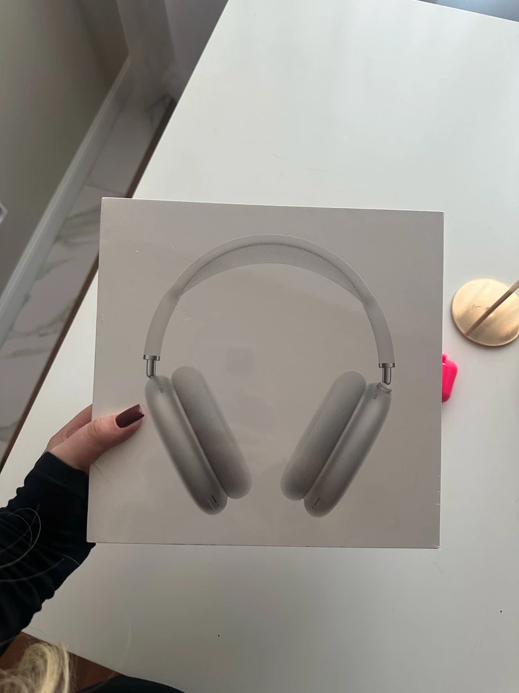 Афигенные наушники. Пользуюсь всегда оригинальной  продукцией эпл. Но в принципе не использую наушники. Только в поездки и зал. Афигенная альтернатива я вам скажу!!! Берите смело) для тех кому нужны такие наушники, но 60к жалко 🫤😻