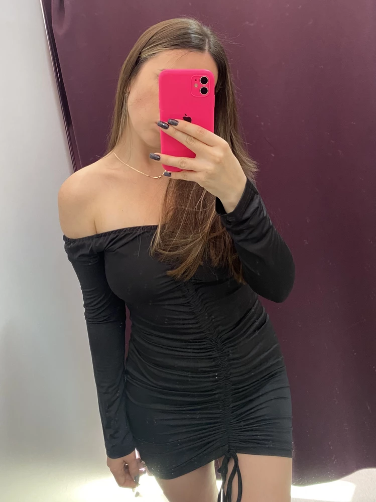 Девачкиии платье такое удобное вообще не ощущается на теле😅, приятное к телу ткань тонковата хорошо тянется прям подчеркнуло все мои достоинства и скрыло недостатки. На мне s рост 158, рекомендую всем