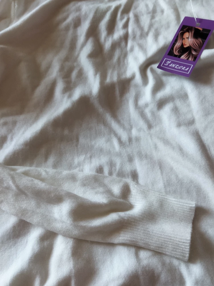 Ну не прям белый-белый(качество фото не передаёт к сожалению), но! Ну ооооочень приятна у телу, в её мягкости буквально утопаешь. По ощущениям как игрушку трогаешь. Брака нет, строчки все ровные, швы обработанны качественно. Размер попал как надо, не облипает тело, остаётся немножко пространства. Тоненькая, лёгкая и очень комфортная. Пострадала упаковка, но то скорее при транспортировке, на самой водолазке это благо никак не отразилось. К покупке рекомендую