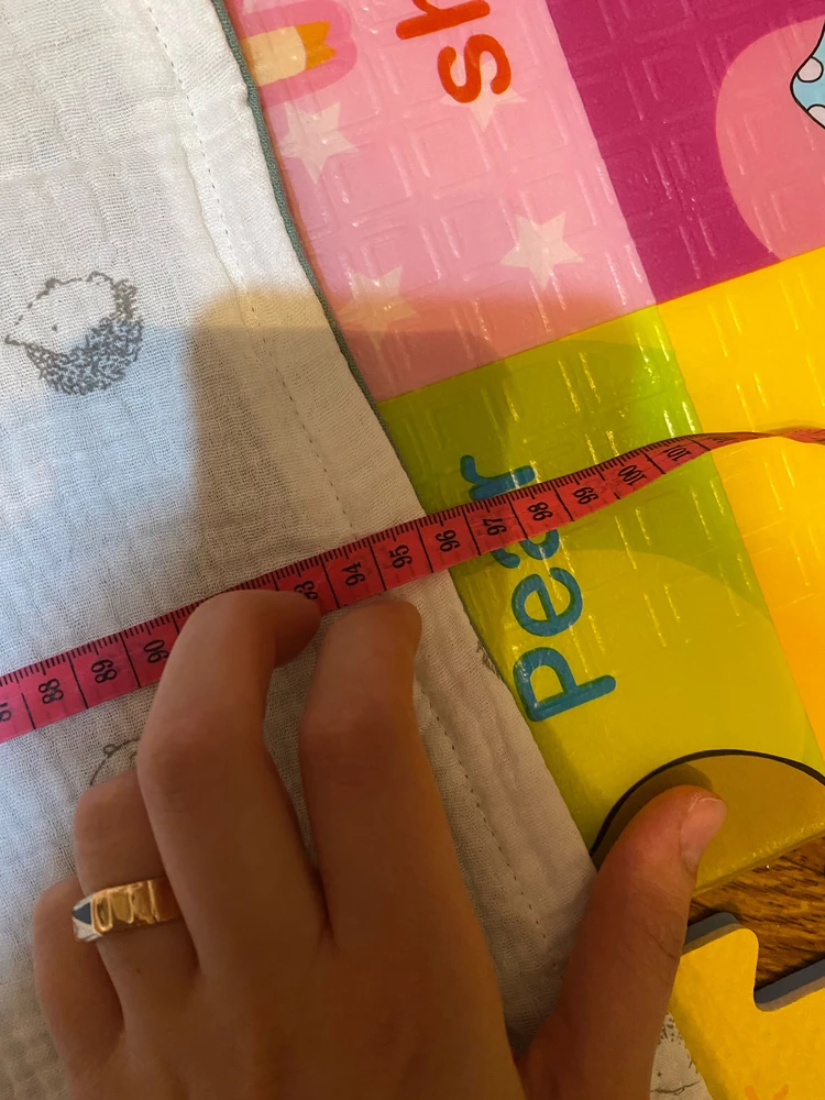 На пвз сразу бросилось в глаза что полотенце маловато,95х95.
Качество отличное , ниточки не торчат👍🏻
Очень хорошо впитывает воду)