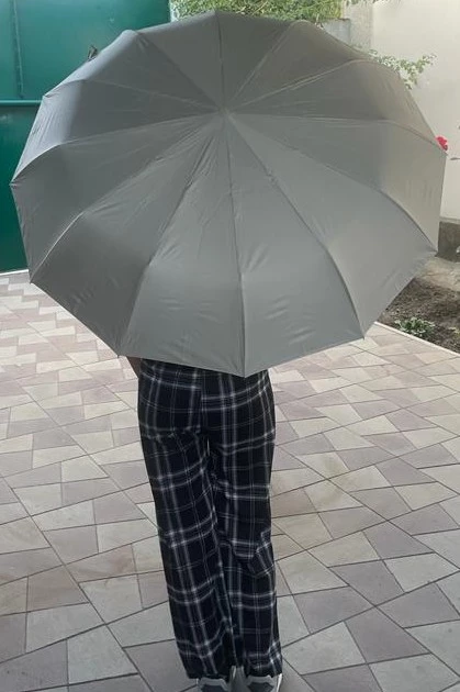 Зонт мне понравился. Очень крепкий, с двойными спицами. Дождем проверен, ветром тоже, не подвел. Цвет красивый бежево-серый.