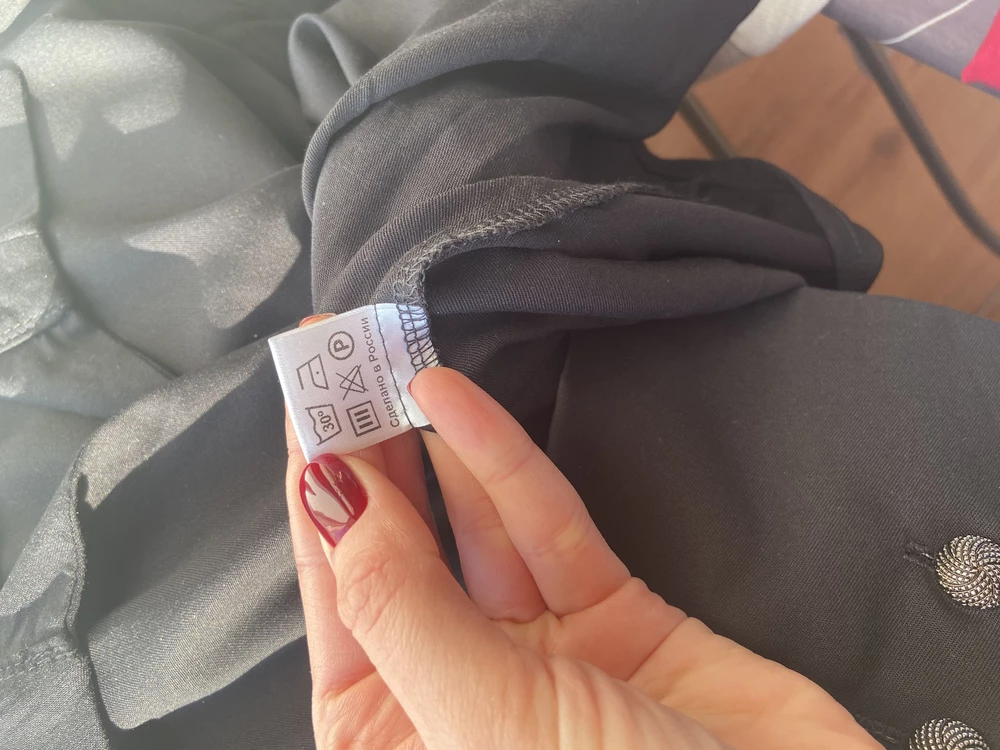 Блуза очень хорошего качества, дорого смотрится. Материал дышит, даже летом будет комфортно в черном цвете. Качественная фурнитура и обработка швов. Я в восторге!