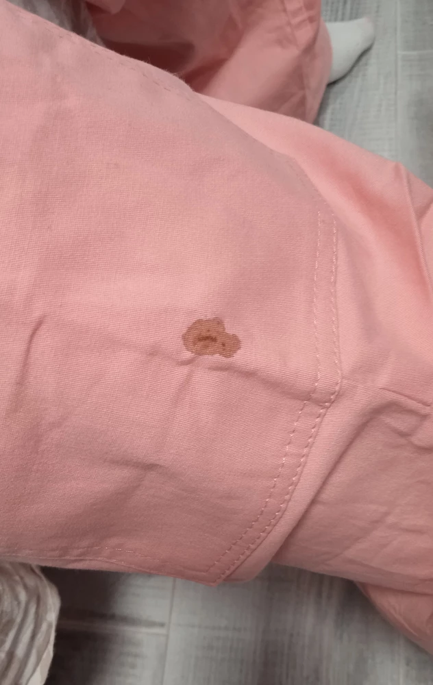 Дома обнаружили очень заметное пятно на кармане штанов , с внешней стороны , как будто от крови