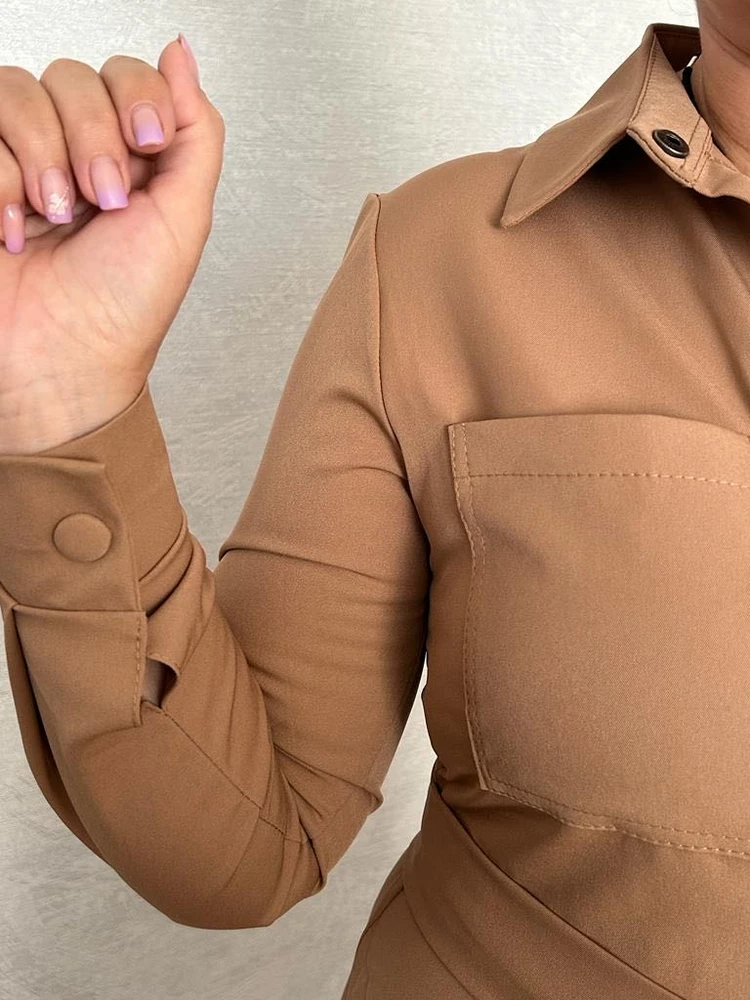 Мне нравится, как все сидит на мне. Пуговицы на кнопках,очень удобно. Платье супер. Отшито очень аккуратно.