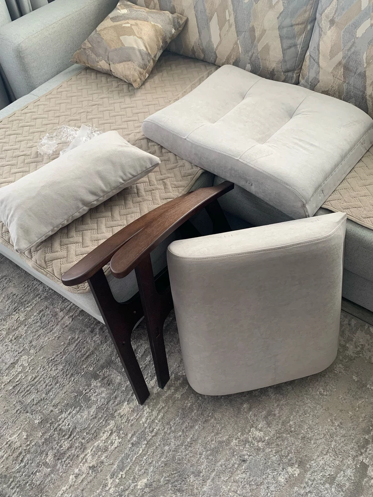 Купила 2 кресла,к одному претензий нет,у второго нет дополнительных деталей,написала по возврату,молчат😩