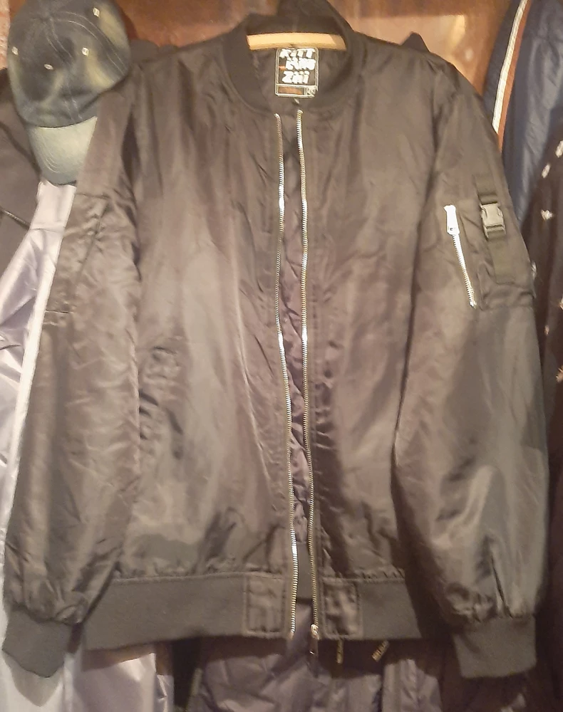 Куртка классная!👍👍👍

Сшита хорошо. Боковые карманы на молнии. Довольно глубокие (смартфон поместился легко).

До заморозков,  с тёплой толстовкой или свитерочком, носить точно можно.

Рекомендую.

Но, перед заказом,  учтите, что куртка жутко маломерит!(( На 50, подошёл 56 размер!!! Как так можно шить, я не понимаю!!!((

Спасибо.