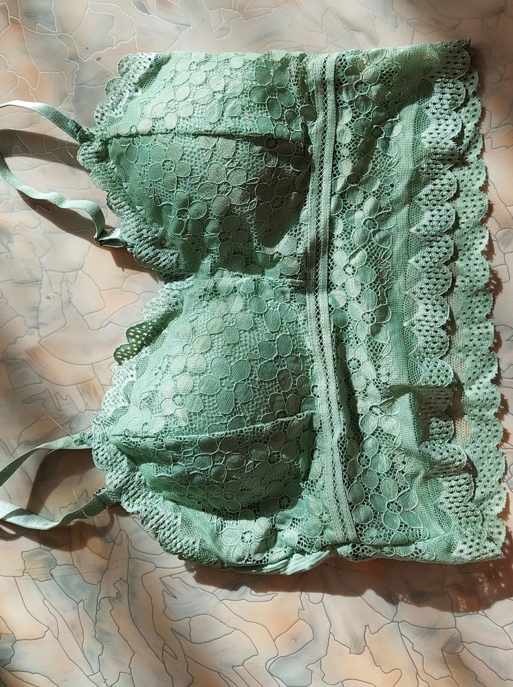 Качественно сшито. Кружево не колючее.  Спасибочки.