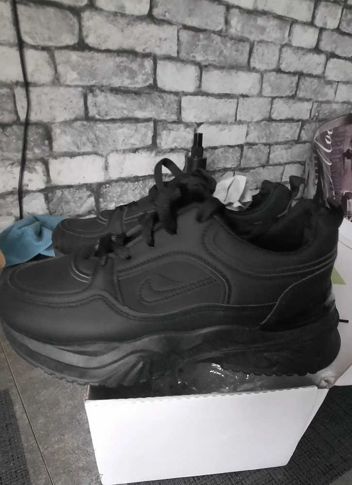 Отличные кроссовки...брала 40 на свой 39,