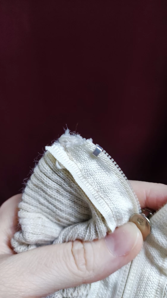 На свитере не обработан край молнии , а просто отрезан. Полоски на боковом шве не сходятся.