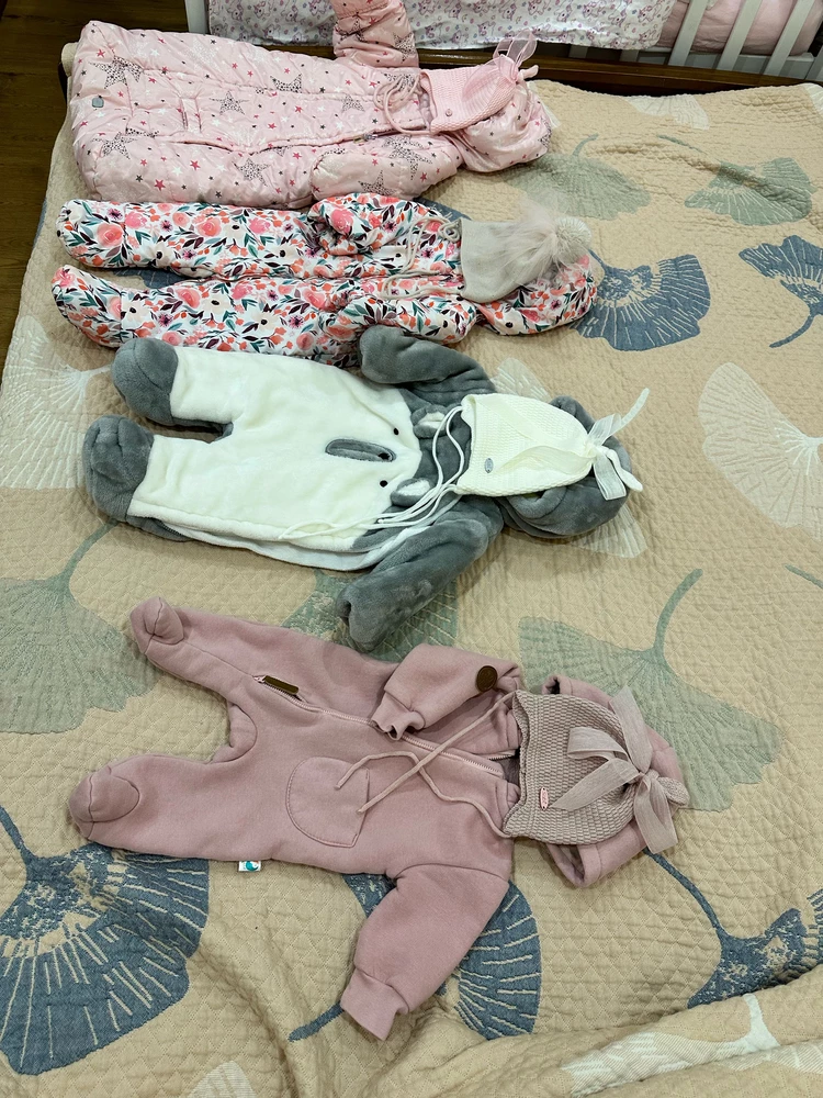 Очень красивые шапочки, хочется скупить все модели и цвета 🤩
Вообщем, к холодам готовы👍
На новорожденную размер 36-40 великоват, но думаю, что это очень быстро изменится 👌