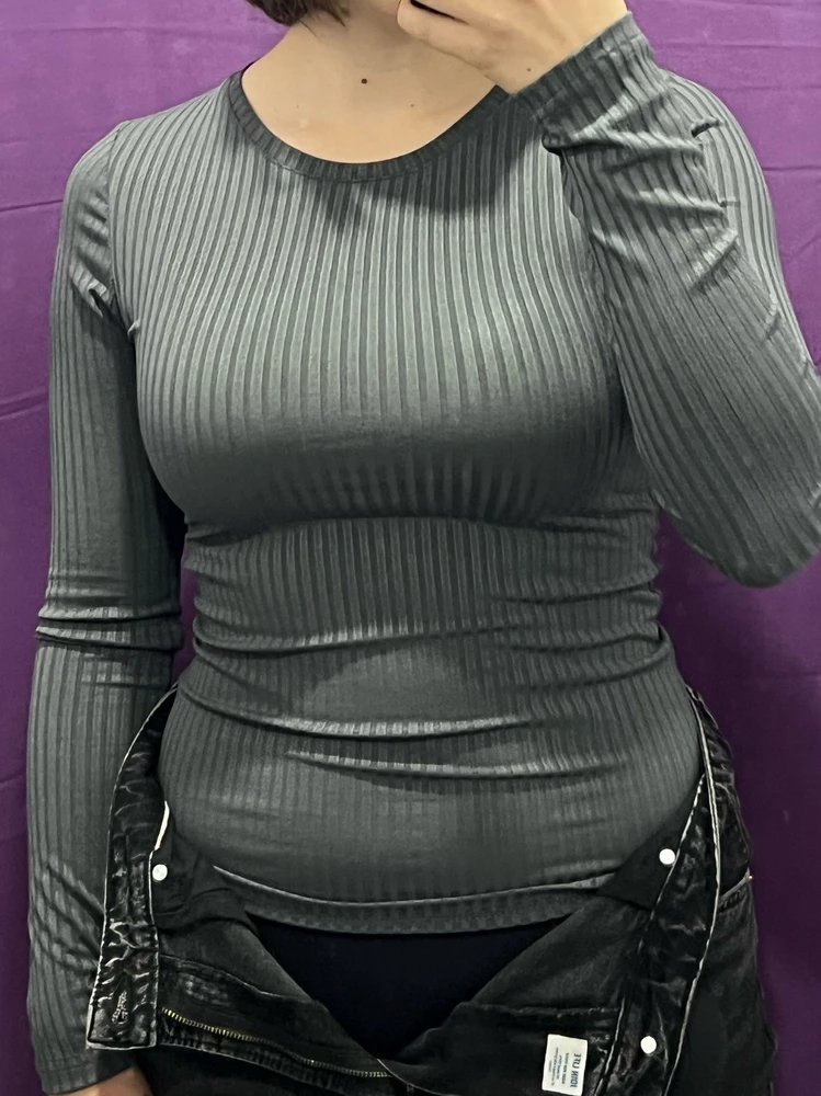 Красивый, качественный лонгслив. Вернула потому что я оказалась слишком большая и все мои жиры напоказ. 🥲🥲 похудею, обязательно закажу такой. Отличный просто классный