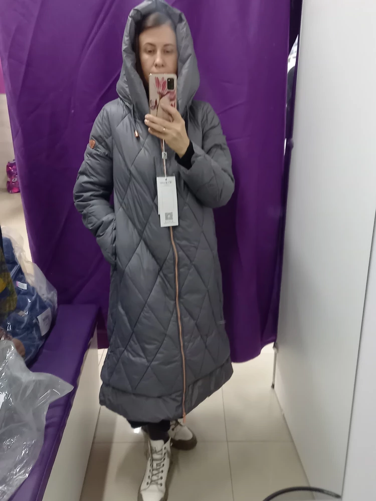 Очень достойный пуховик, на 90 - 73-93 сел S хорошо, рост 155 см длинновато,но с таким ростом, это частое явление. Качество на высоте,тёплый,по низу есть утягивающие резинки ,что очень удобно (мне колокольчик внизу не очень нравится,но утянув по низу,получился отличный результат) . Молнии и подклад розовые, с серым - отлично сочетается
