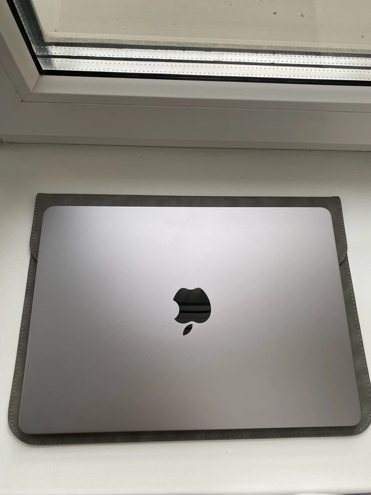 отличный чехол за свою стоимость! пришел без дефектов. на macbook m2 13,6” даже немного великоват. единственное, магниты хотелось бы посильнее.