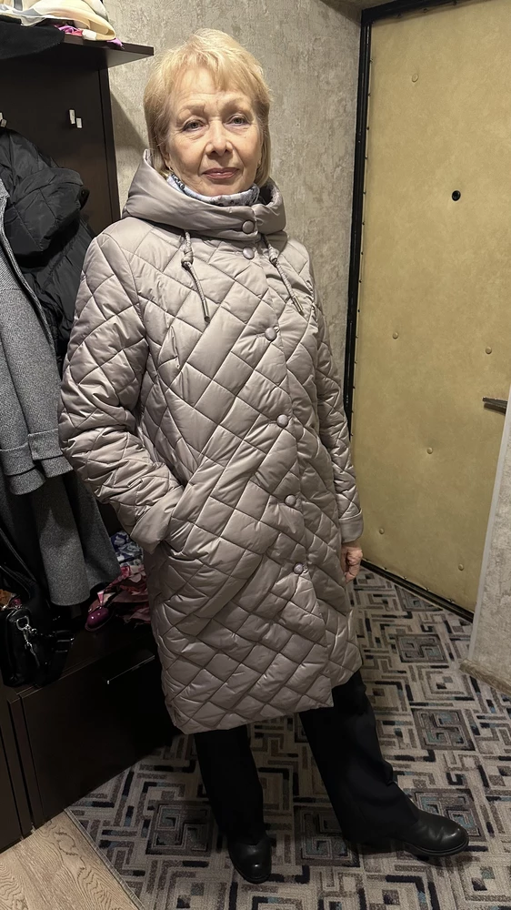 Купила пальто для мамы, очень качественное, прошито везде хорошо, заказывала 2 размера, идет размер в размер. Маме очень понравилось! Всем советую!
