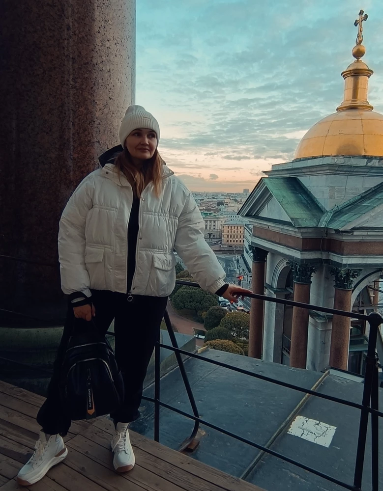 Не ожидала, что эта куртка окажется такой классной!!  Сшита аккуратно, сидит супер просто.. Визуально стройнит даже! Ткань немного переливается, но прям немного.. Поэтому смотрится круто и дорого ! Купила в отпуск для дождливого Питера и теперь только её ношу) с вязаным платьем тоже смотрится. В общем и в пир и в мир!!! На 48-50 взяла XL, сидит комфортно, не в обтяг, с тёплым костюмом отлично.