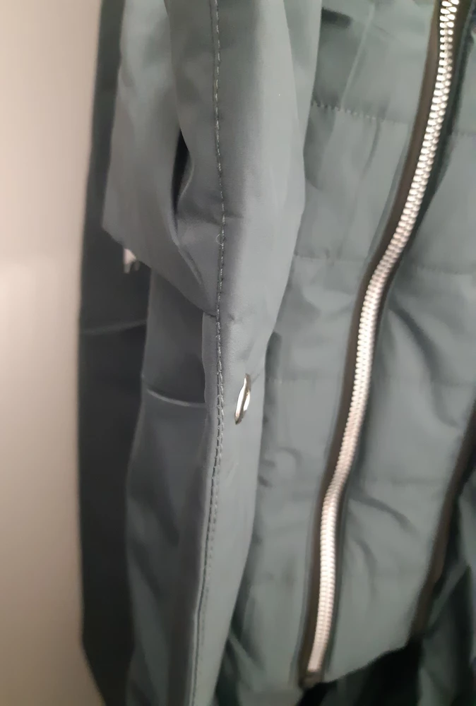 Куртка демисезон, не плотная. Кому важна фурнитура, смотрите фото, она тут крайне дешёвая. Шильдик на резинке капюшона с надписью fashion, очень дешевит. Все эти fashion и sport, всегда выглядят дёшево. Могла бы взять куртку, оторвать эти шильдики, если бы не молния, которая закрывалась и открывалась с усилием, даже молния грелась от усилия, это опять нас возвращает к дешёвой фурнитуре. Размер 48-50 сел как раз по верхним границами таблицы. Напоследок петелька для вешалки тоже с изюминкой, чтобы повесить куртку надо изловчиться.