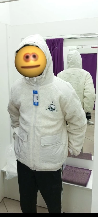 качество более менее, но торчат нитки в некоторых местах. В рукавах большая