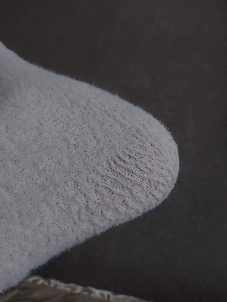 Скатились на пятке от одной нОски, в обуви стопа скользит. В целом приятные и тёплые носки.