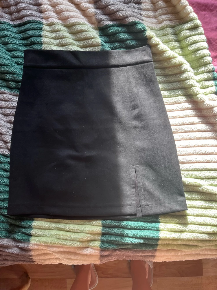 Совершенно не соответствует размерной сетке .. пришла юбка на мою 10 летнюю сестру .. юбка для ребенка в школу , хотя заказывала для себя 😂