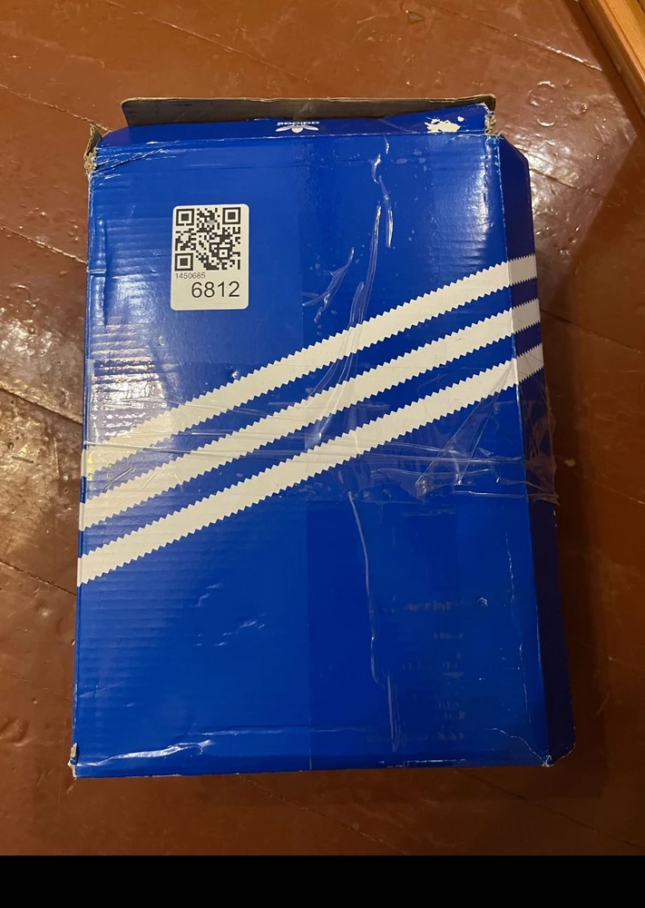 Пришли совсем не те кроссовки. Возврат не делают, хотя открыли в пункте выдачи, сказали делать возврат через личный кабинет. Но приходит отказ